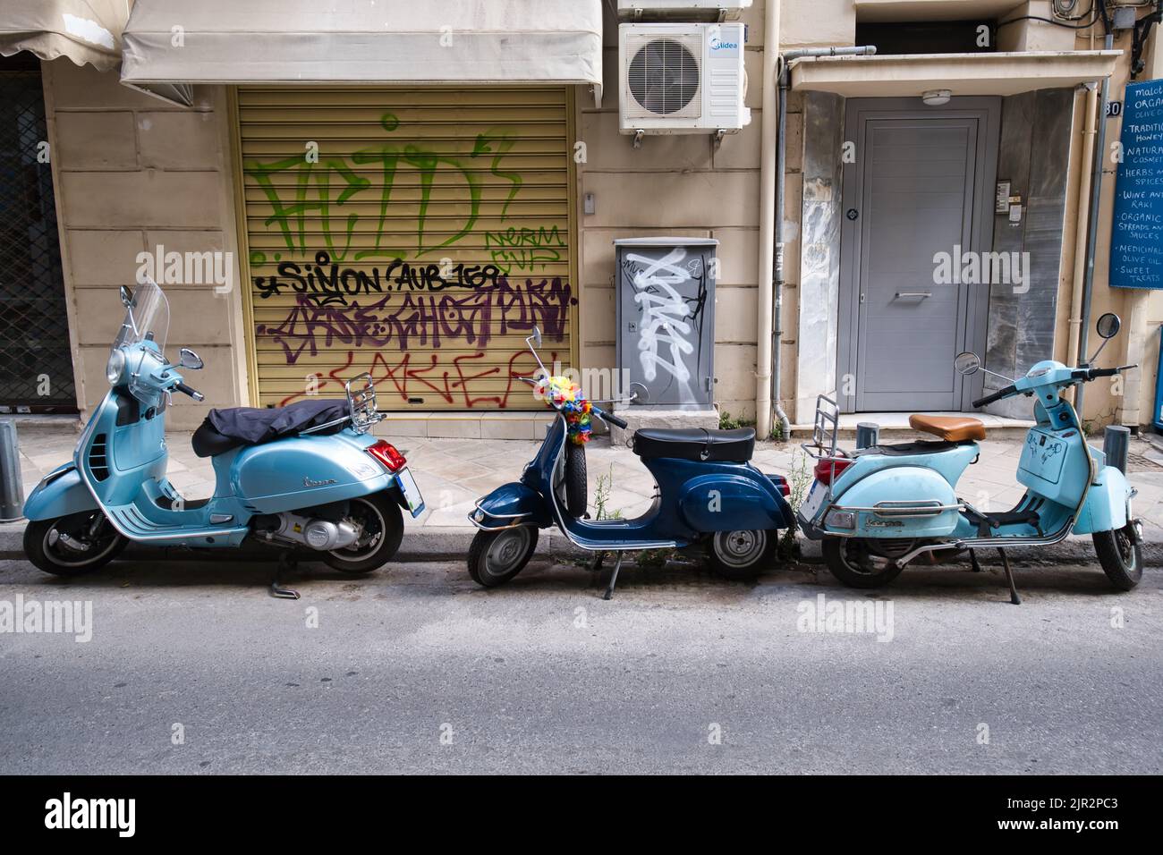 Motos estacionadas en una calle del distrito de Plaka en Atenas Foto de stock