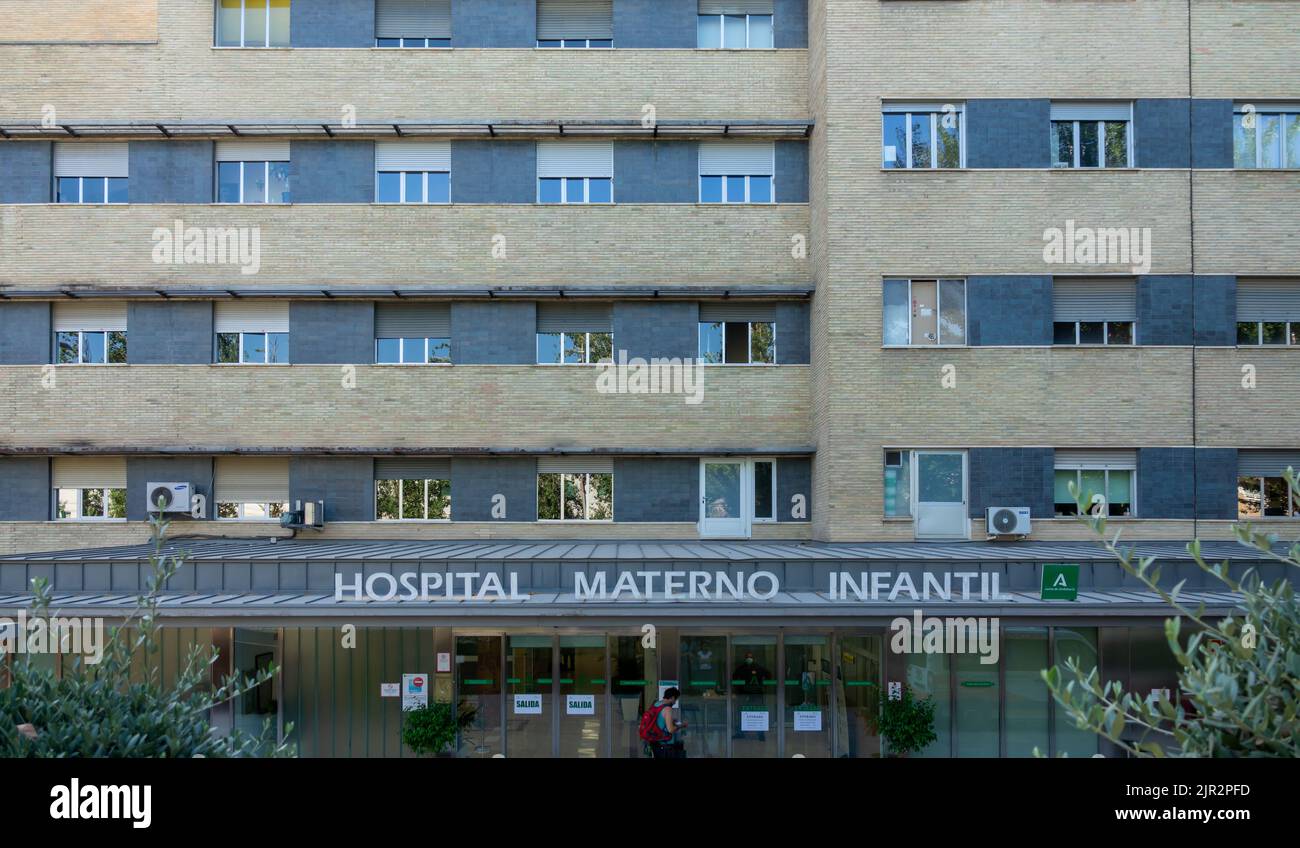 Granada, España; 05 de agosto de 2022: Entrada al edificio del hospital materno-infantil del complejo universitario Virgen de las Nieves en Granada Foto de stock