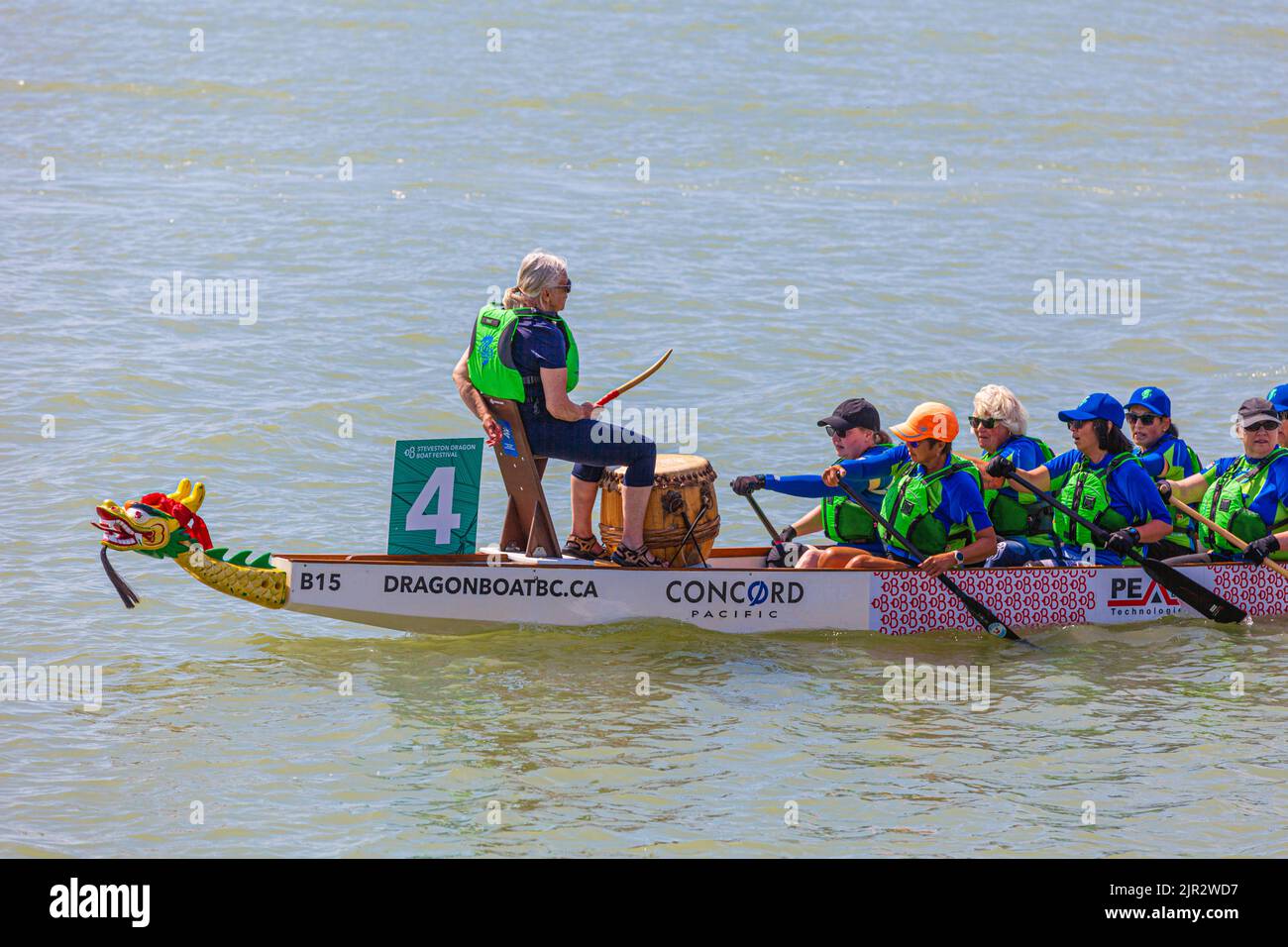 El equipo de Dragon Boat después de terminar su carrera en el Festival Steveston 2022 en British Columbia, Canadá Foto de stock