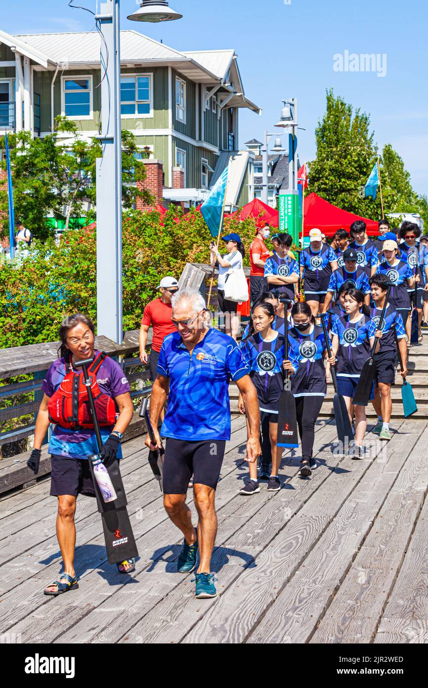 El equipo de barcos dragón se dirige al muelle para subir a bordo de su barco en el Festival 2022 en Steveston, Canadá Foto de stock