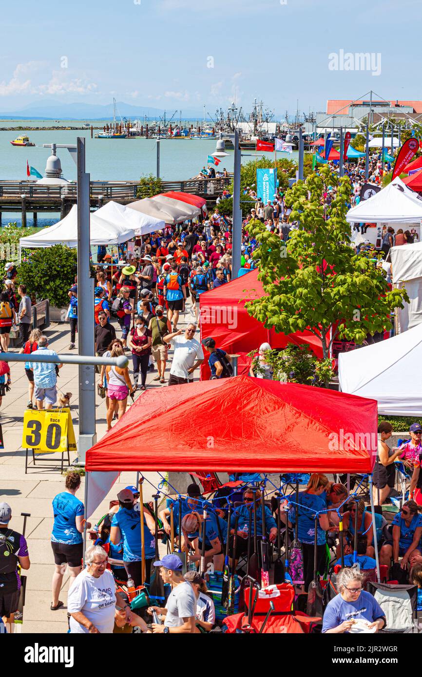 Puerto lleno de gente en el 2022 Steveston Dragon Boat Festival en British Columbia, Canadá Foto de stock
