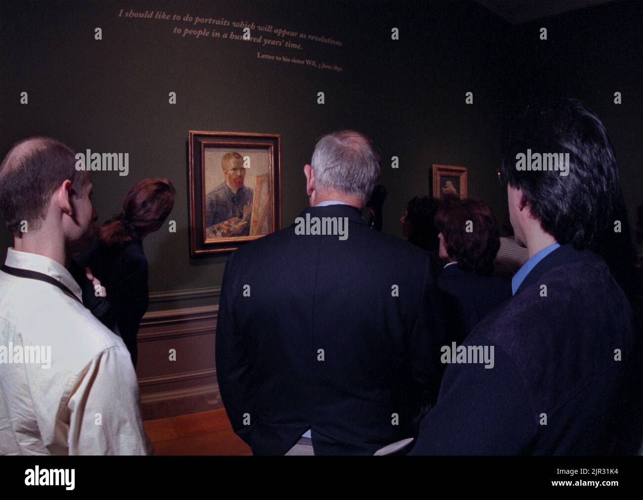 La gente se reúne alrededor del autorretrato de Vincent van Gogh como pintor, de 1888 años, durante la mayor exposición de obras de arte del pintor en 25 años en la Galería Nacional de Arte, el 9 de octubre de 1998 en Washington, DC. Más de 70 obras maestras están en préstamo del Museo Van Gogh de Ámsterdam para la exposición. Foto de stock