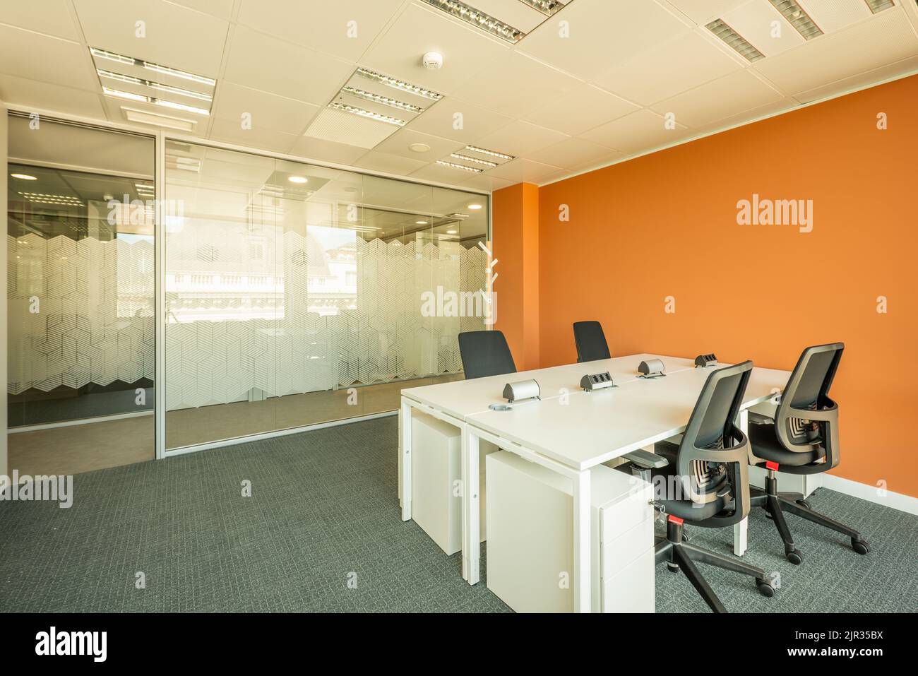 Interior con proyector pantalla, mesa, sillas y armario Fotografía de stock  - Alamy