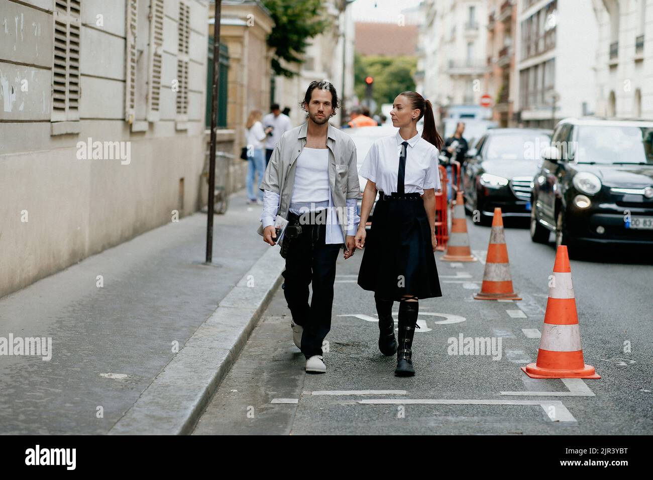 Estilo callejero, JS Roques y Alice Barbier (j aime tout chez toi) llegando al espectáculo de moda juvenil Dior Primavera-Verano 2023, celebrado en Val de Grace, París, Francia, el 24 de junio de 2022. Foto: Marie-Paola Bertrand-Hillion/ABACAPRESS.COM Foto de stock