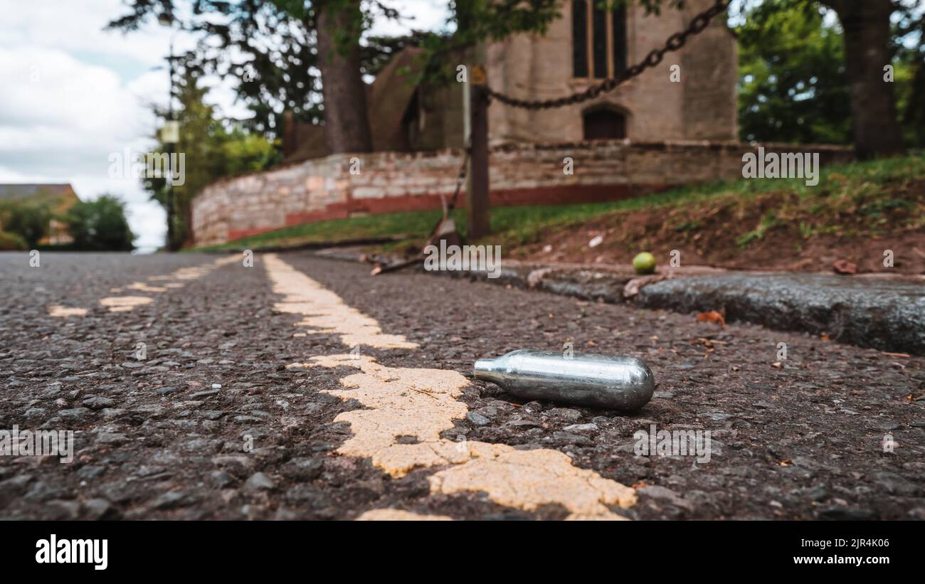 Óxido nitroso vacío utilizado para drogas en un pueblo tranquilo Foto de stock