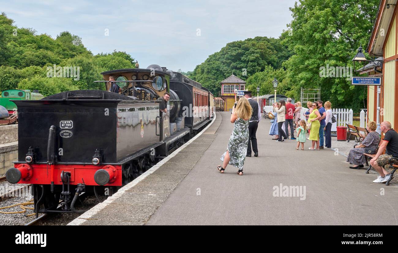 Personas esperando un tren de vapor en la Estación de la Abadía de Bolton, Embsay Steam Railway, cerca de Skipton, Yorkshire Dales, el norte de Inglaterra, REINO UNIDO Foto de stock