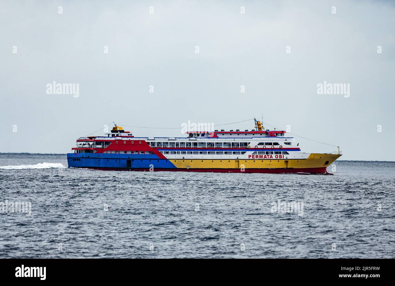 Un ferry de transporte en barco transeúntes y bueno entre las islas. Isla Ternate, Maluku del Norte, Indonesia. Foto de stock
