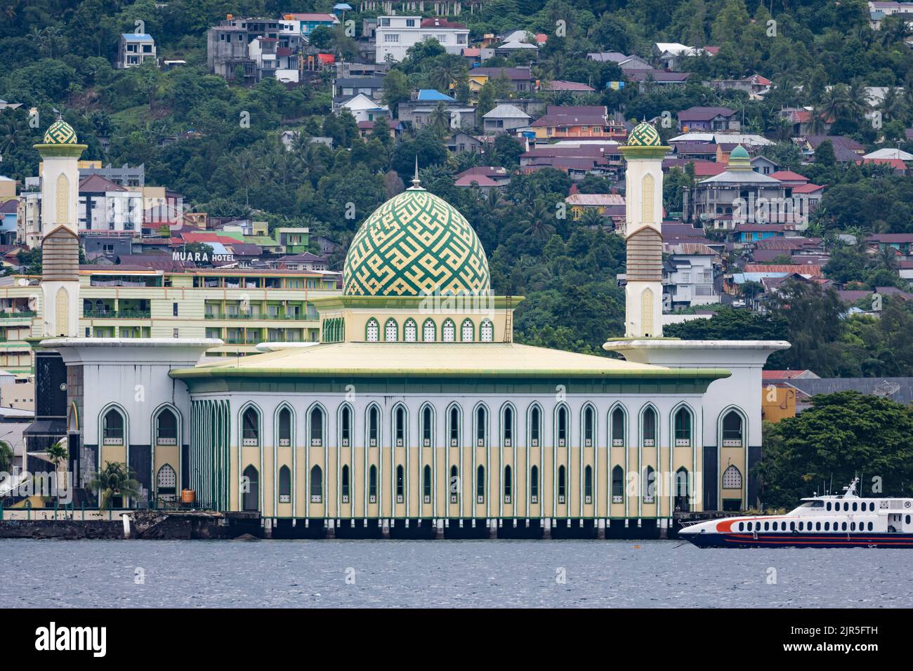 Masjid Raya Al Munawwar, una gran mezquita situada junto al mar en Kota Ternate. Isla Ternate, Maluku del Norte, Indonesia. Foto de stock