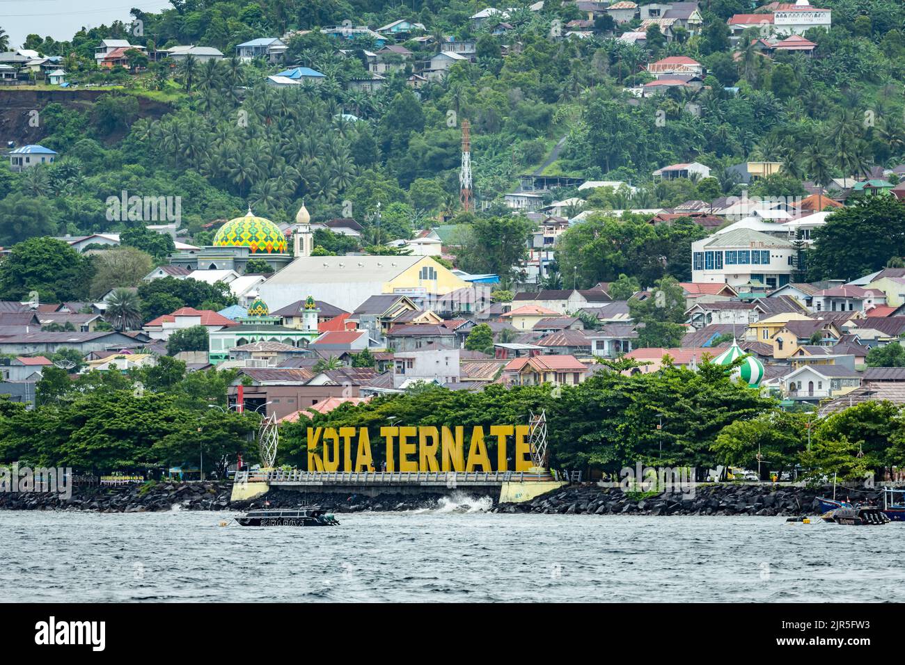 Gran signo de Kota Ternate al pie de la ciudad. Isla Ternate, Maluku del Norte, Indonesia. Foto de stock