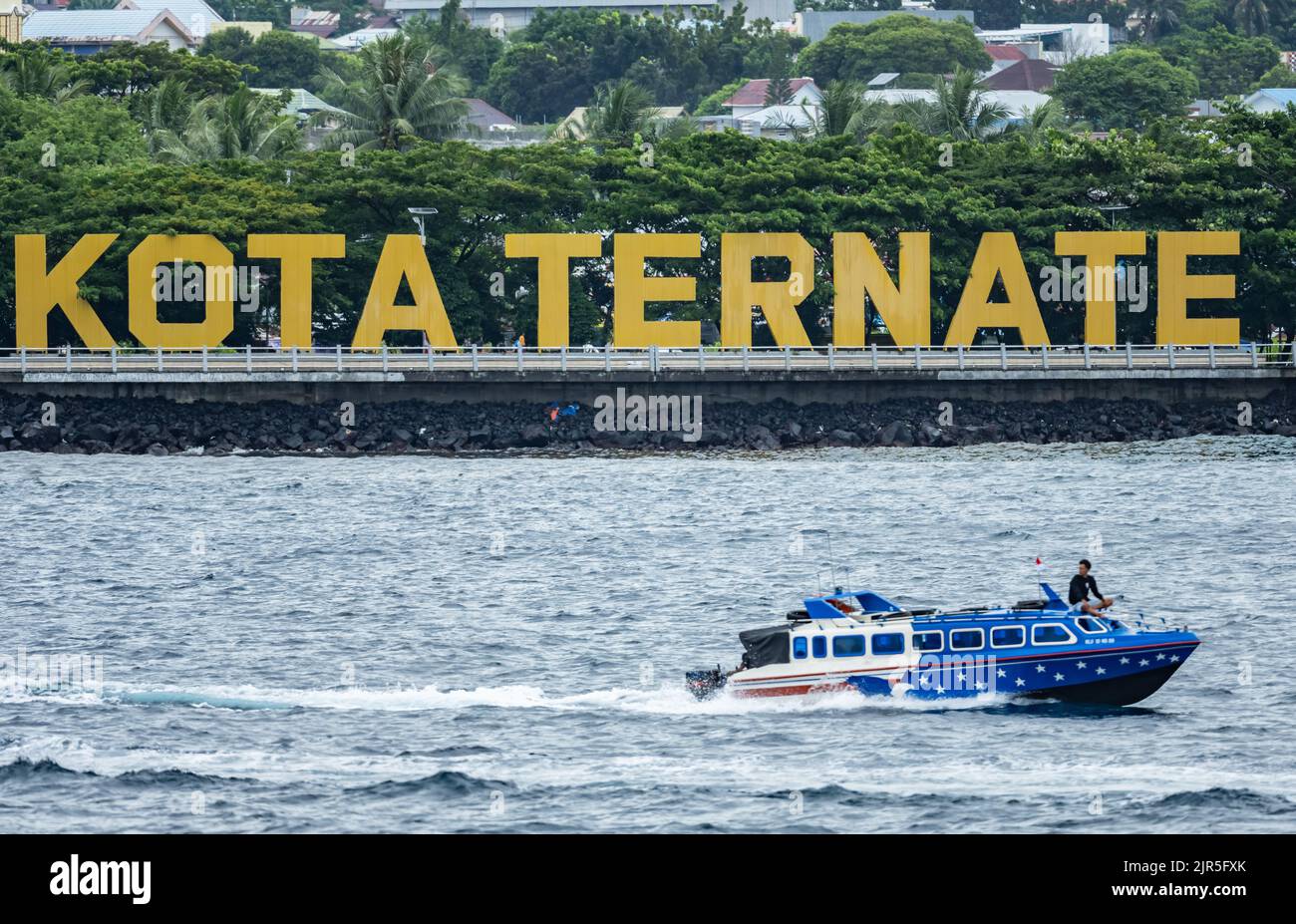 Gran signo de Kota Ternate por la costa. Isla Ternate, Maluku del Norte, Indonesia. Foto de stock