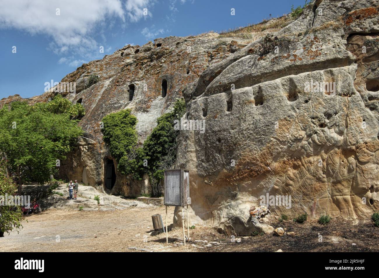 Exterior de la arquitectura rocosa del antiguo monumento de piedra de las cuevas Gurfa en Sicilia occidental, Italia Foto de stock