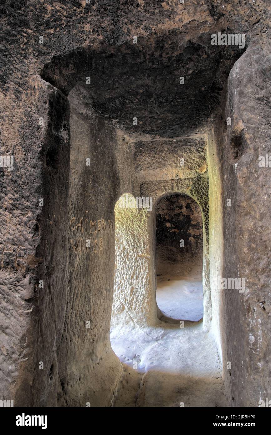 Entrada y pasillo de la antigua tumba de tholos de la cueva de Gurfa en Sicilia, Italia Foto de stock