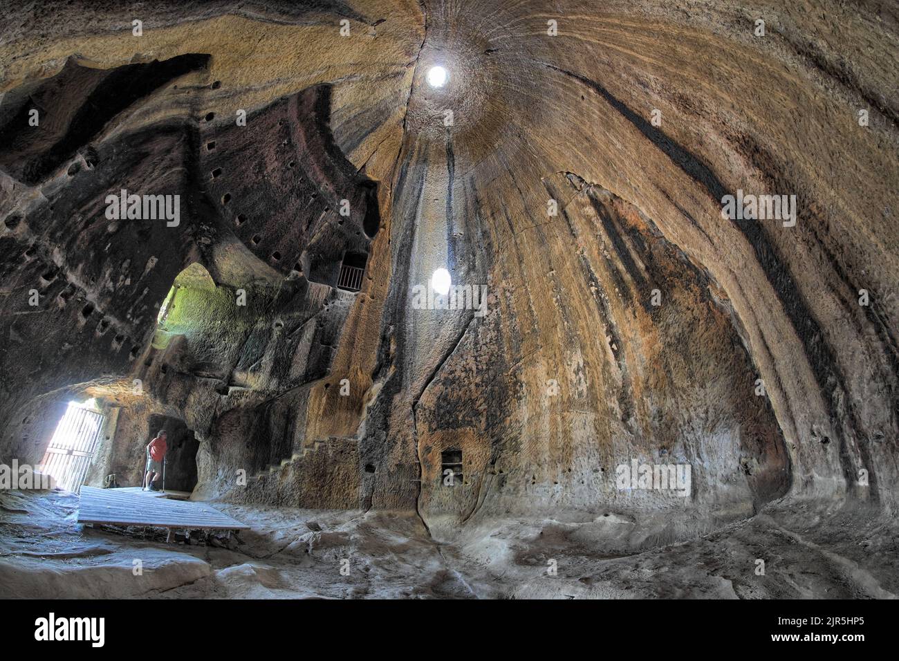 Antigua tumba de tholos de la Cueva de Gurfa en Sicilia, Italia Foto de stock
