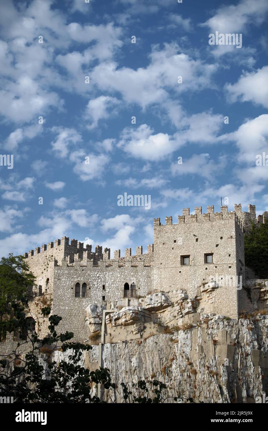 Cielo nublado y castillo medieval de Caccamo en Sicilia occidental, Italia Foto de stock