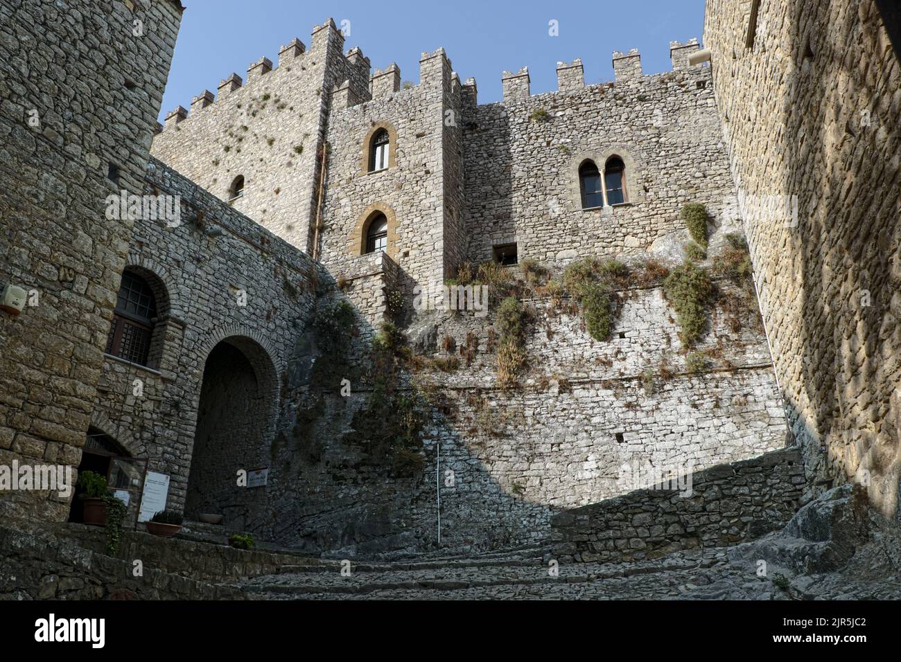 Entrada medieval Castillo de Caccamo en el oeste de Sicilia, Italia Foto de stock
