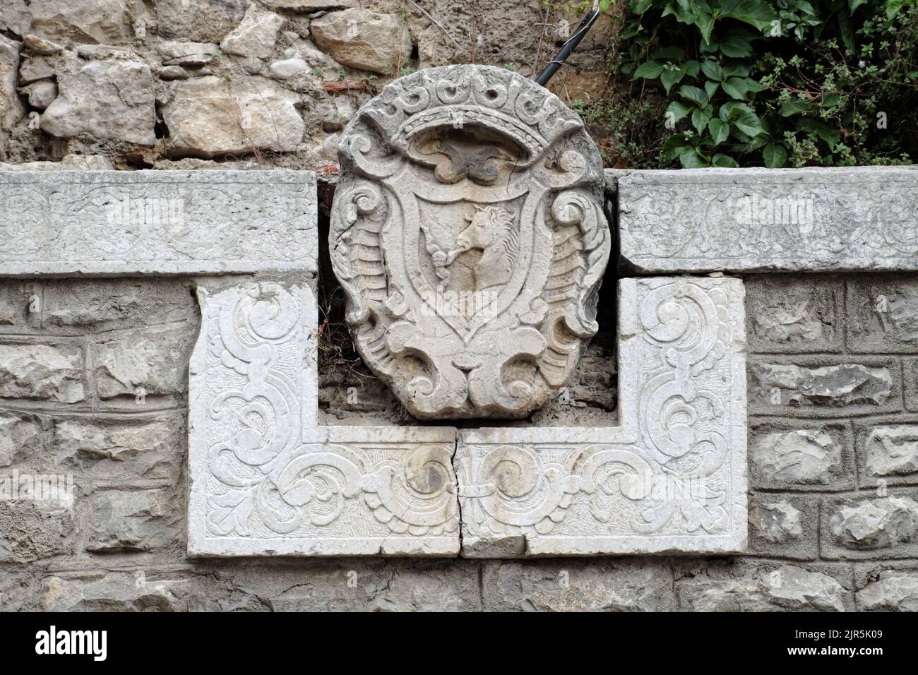 Escudo de armas medieval de Caccamo en Sicilia occidental, Italia Foto de stock
