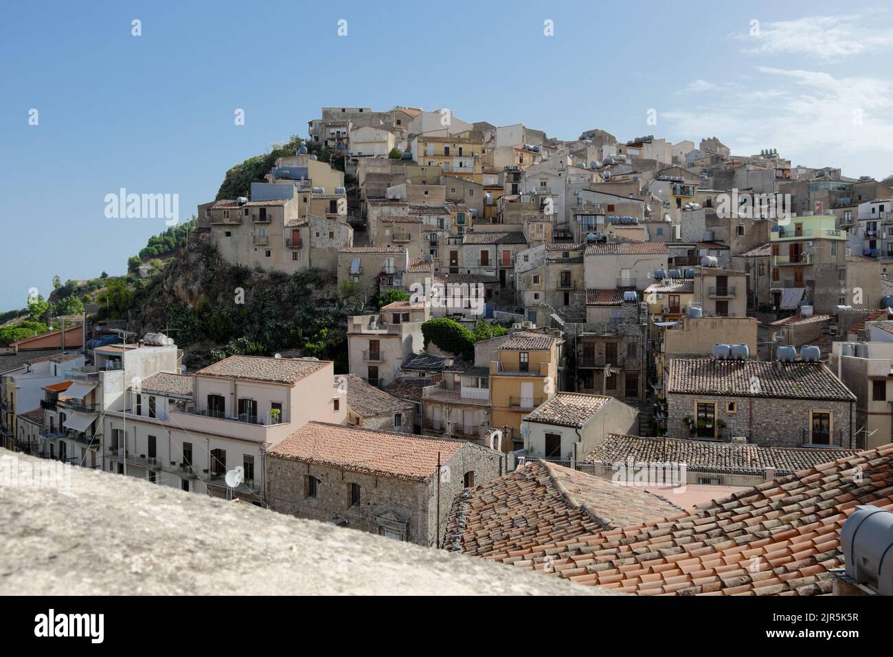 Pequeño pueblo siciliano en el oeste de Sicilia, Italia Foto de stock