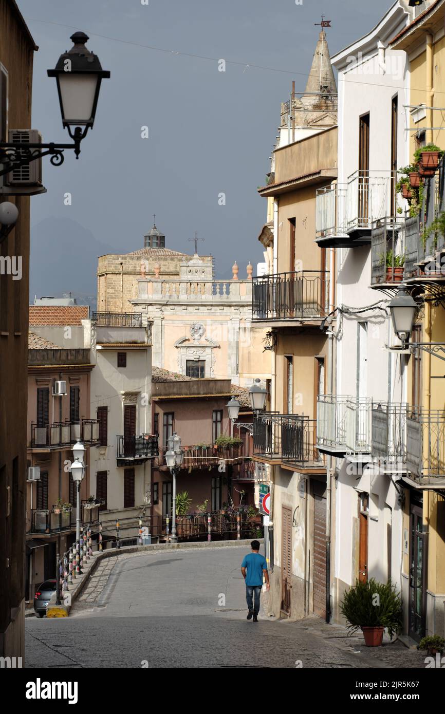 Antigua calle de la Ciudad Vieja de Caccamo en el oeste de Sicilia, Italia Foto de stock