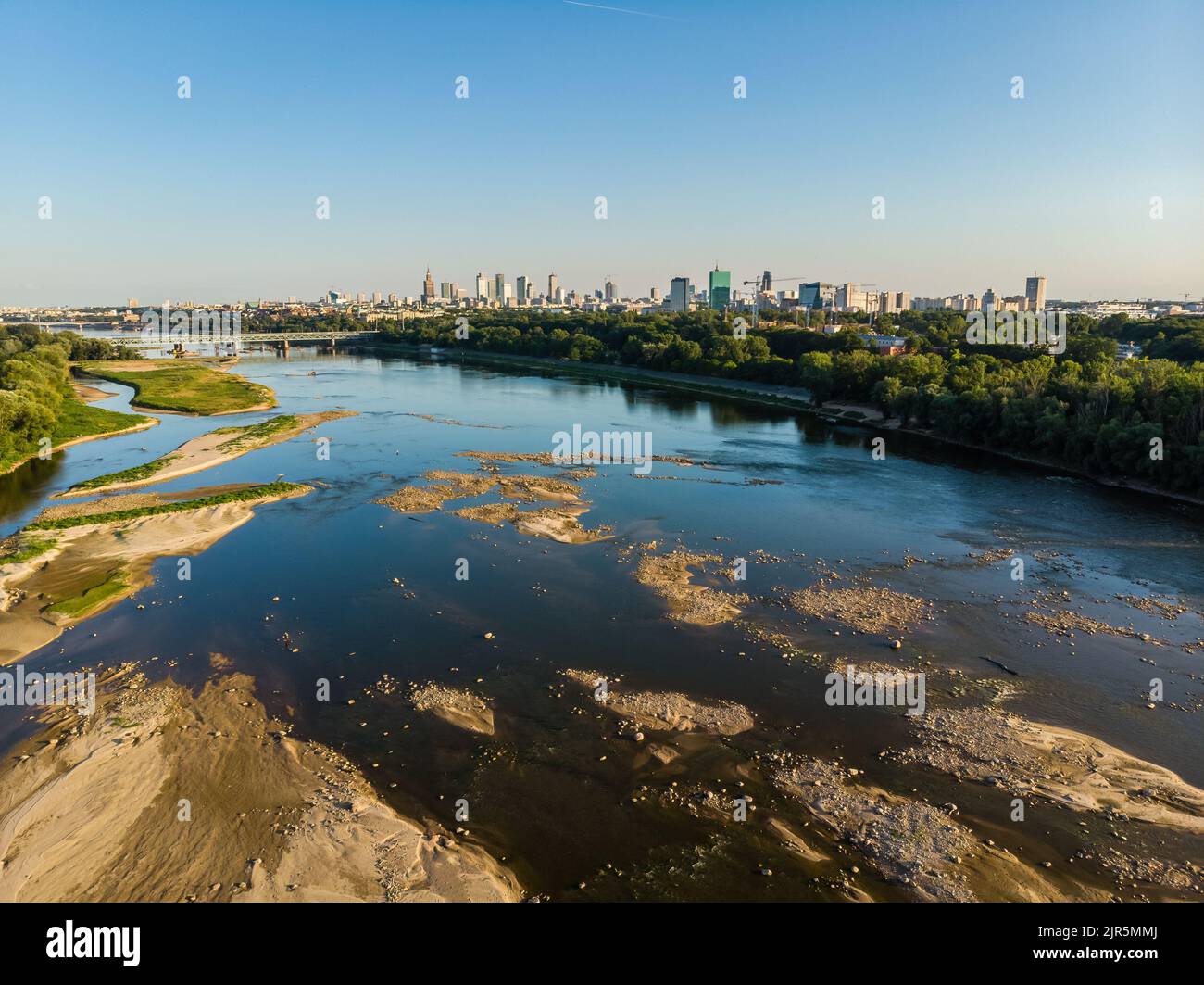 Bajo nivel de agua en el río Vístula, efecto de la sequía visto desde la perspectiva del ojo del pájaro. Ciudad de Varsovia en una distancia. Foto de stock