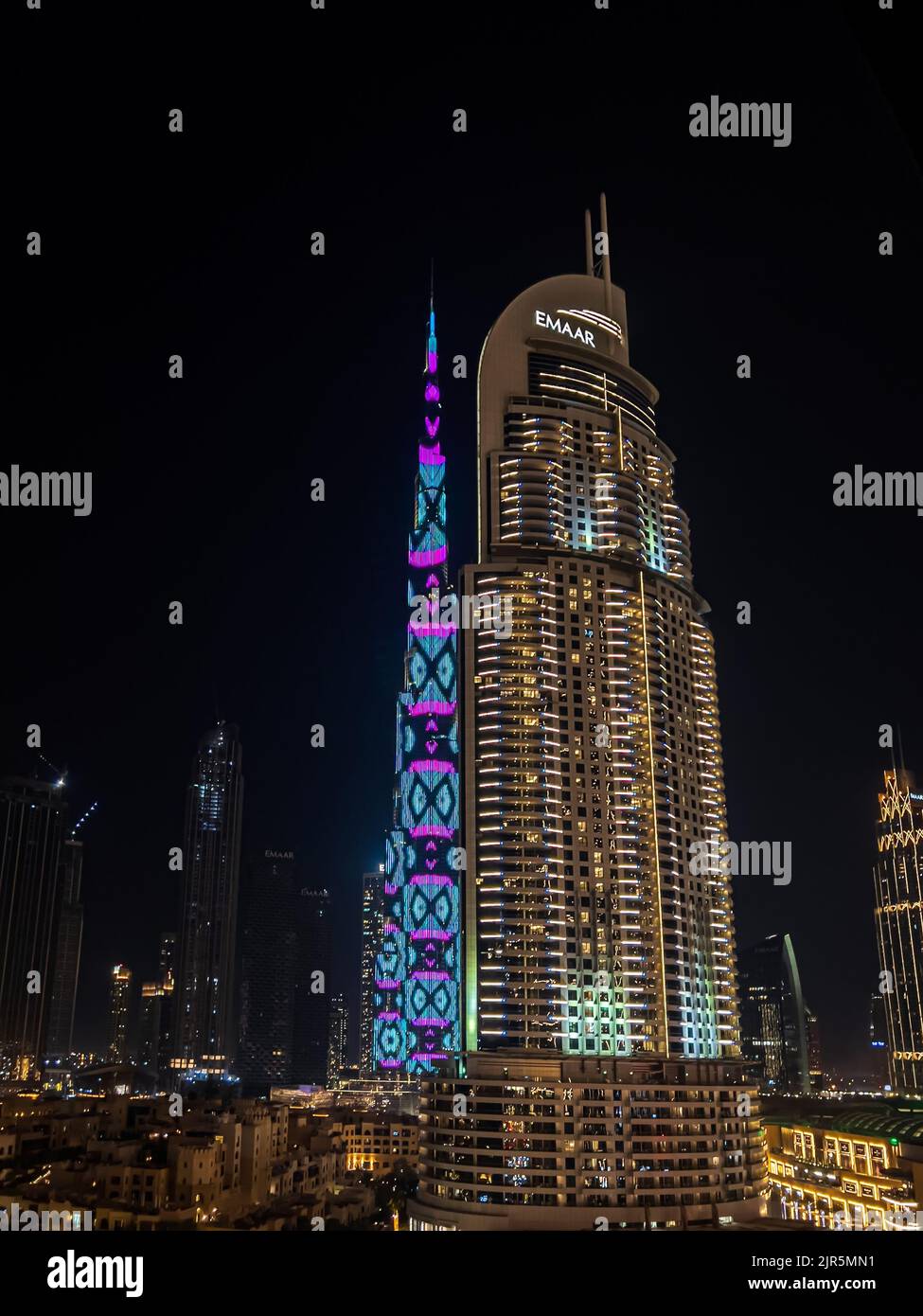 Edificio Burj Khalifa en Dubai EAU visto por la noche Foto de stock