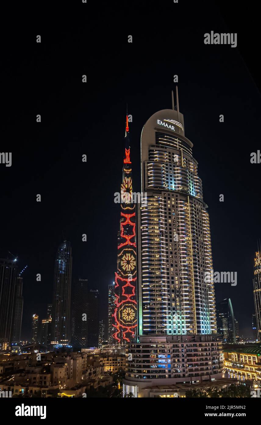 Edificio Burj Khalifa en Dubai EAU visto por la noche Foto de stock