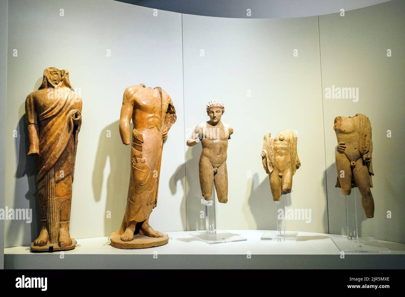 Estatuas masculinas ofrecidas como regalos durante los ritos que marcaron el paso de los muchachos a la vida adulta - 5th siglo AC - Museo Nacional Etrusco de Villa Giulia - Roma, Italia Foto de stock