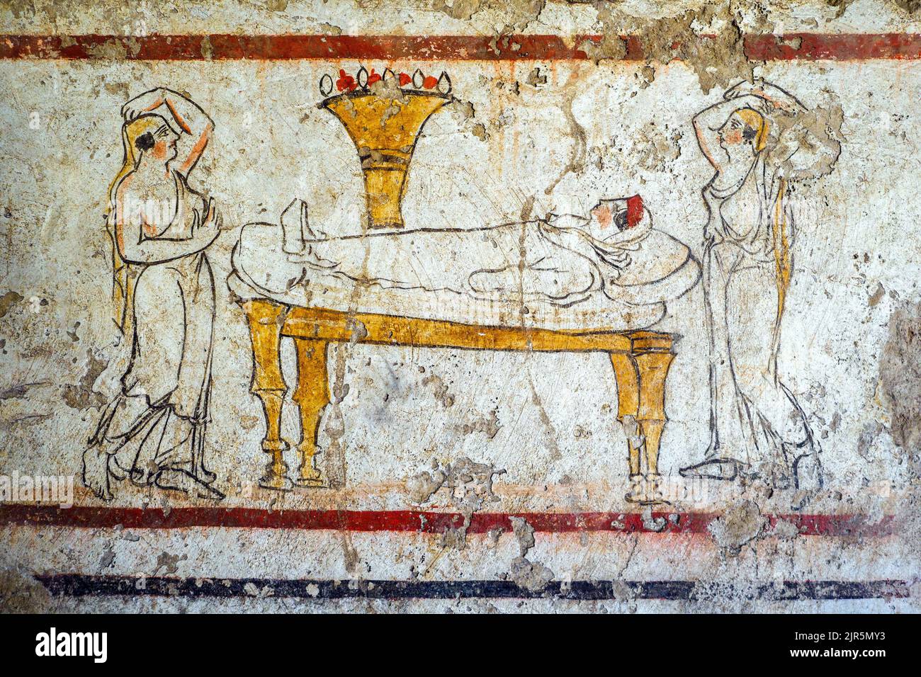 Fresco que representa una colocación de una mujer fallecida en el sofá funerario (protesis) Andriuolo, Tumba 53 - Bloque Norte (350-330 aC) - Zona arqueológica de Paestum - Salerno, Italia Foto de stock