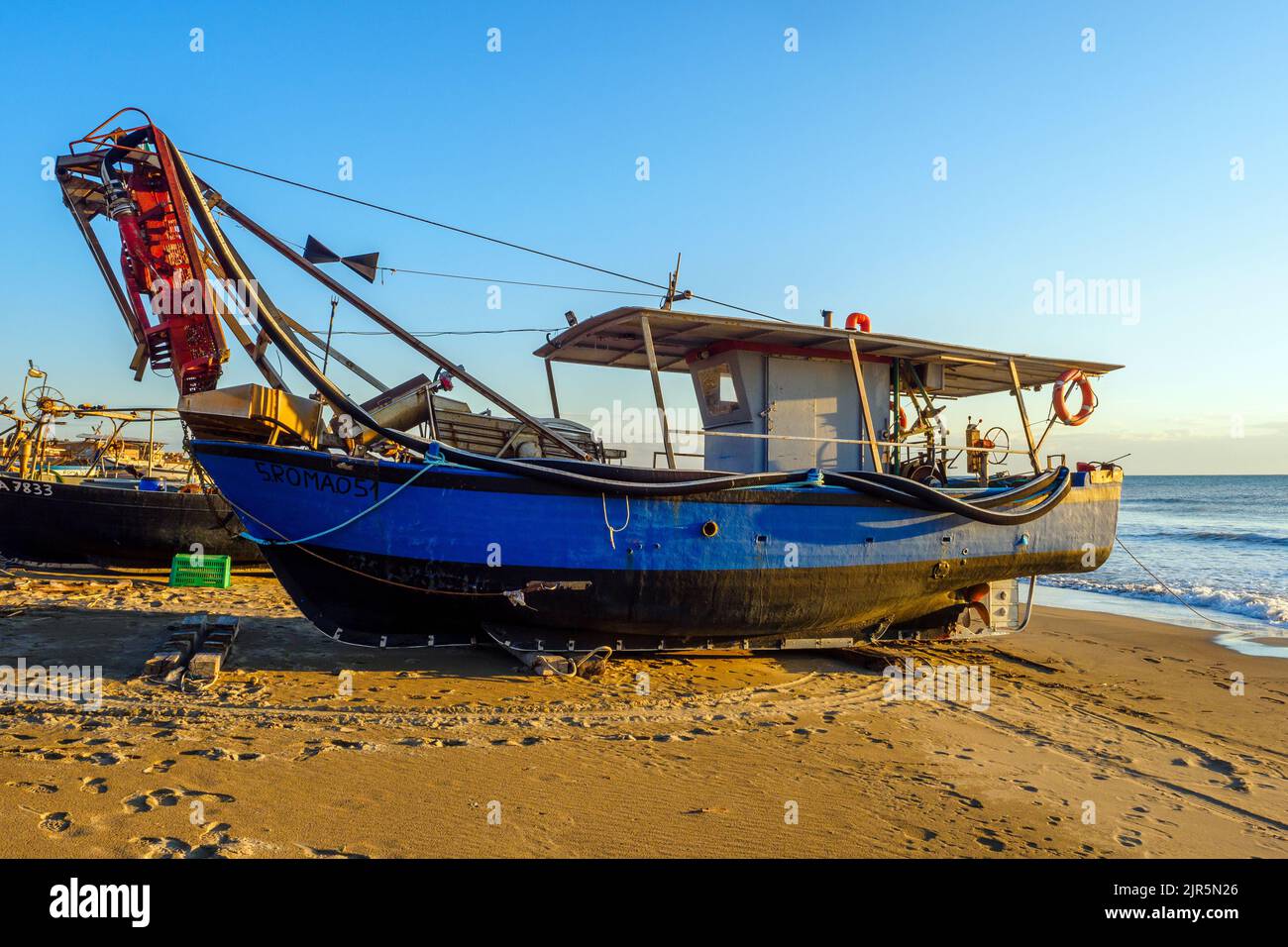 Barco de pesca en la playa de Torvaianica - Roma, Italia Foto de stock