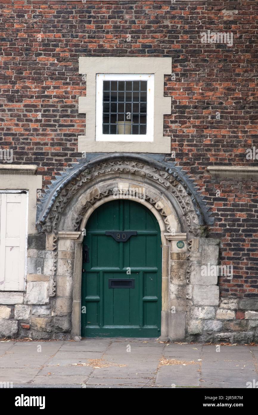 La puerta normanda al Hospital Ingram, Bootham, York Foto de stock