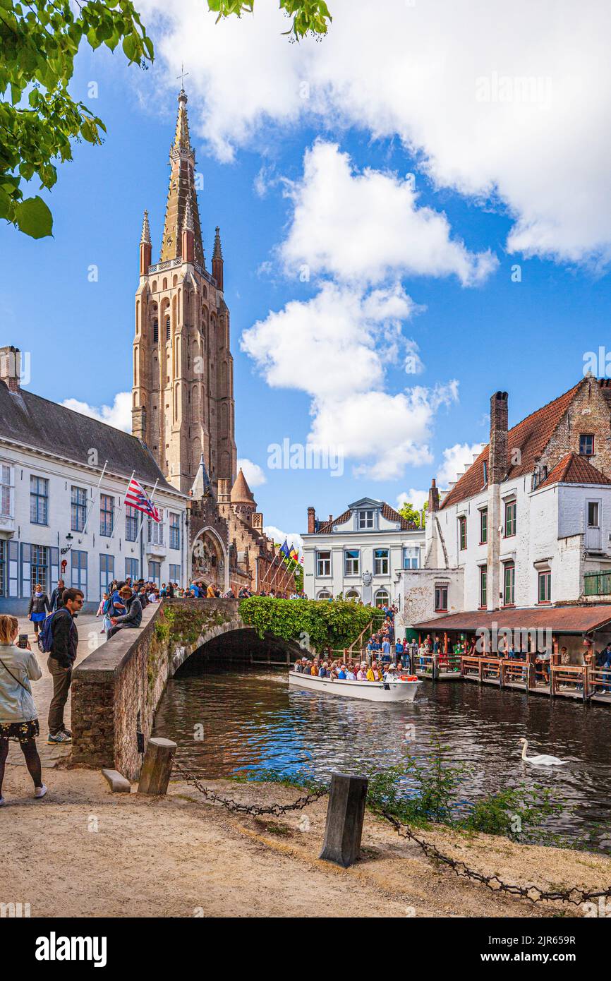 La Iglesia de Nuestra Señora vio el puente del Dijver sobre el canal en Brujas, Bélgica Foto de stock
