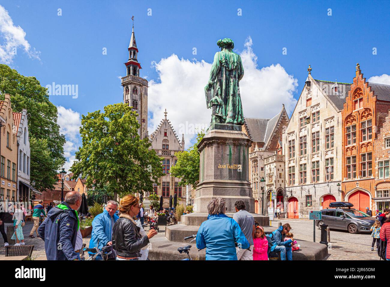 La estatua que conmemora a Jean Van Eyck en la plaza Jan Van Eyckplein de Brujas, Bélgica Foto de stock