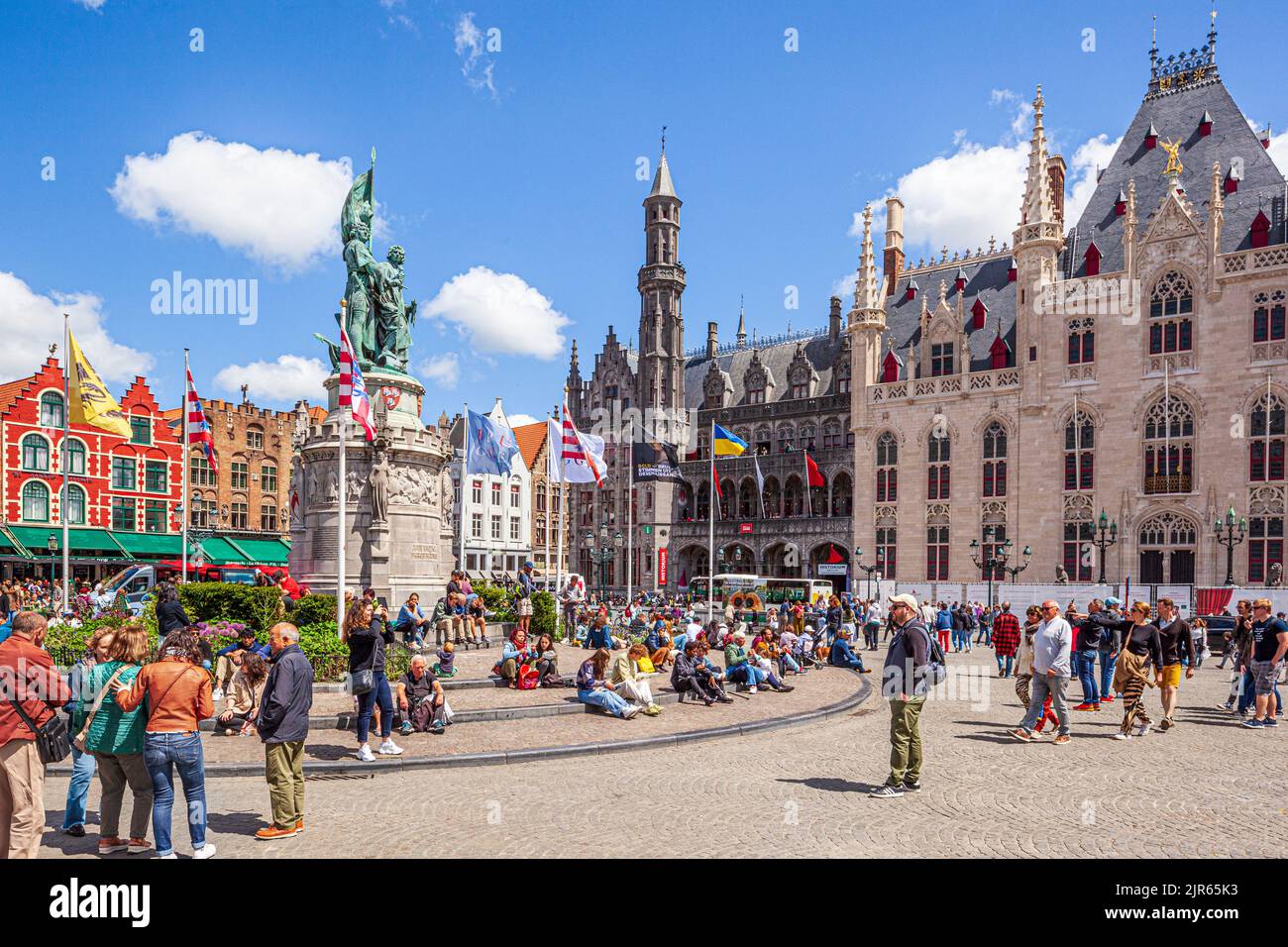 Las estatuas de Jan Breydel y Pieter de Coninck y el Provinciaal Hof (Tribunal Provincial) en la Plaza Markt en Brujas, Bélgica Foto de stock