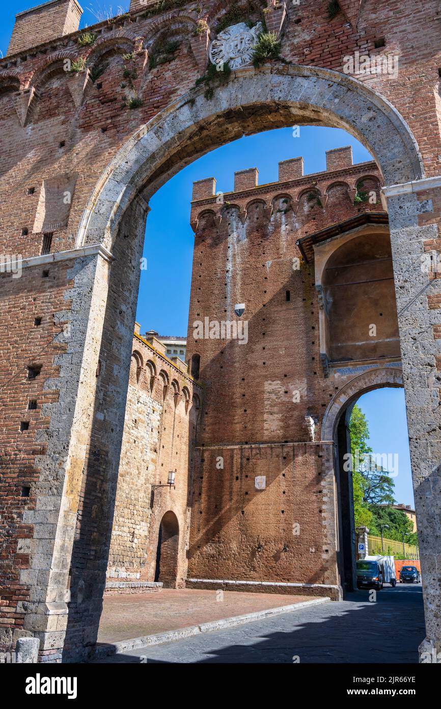Porta dei Pìspini (Puerta de la boquilla de agua), uno de los portales de las murallas medievales de Siena en Toscana, Italia Foto de stock
