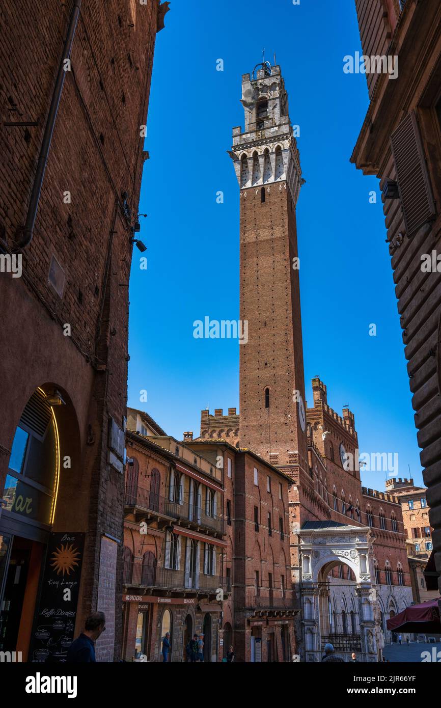 Torre del campanario Torr del Mangia en Piazza del Campo vista desde Via Rinaldini en Siena, Toscana, Italia Foto de stock