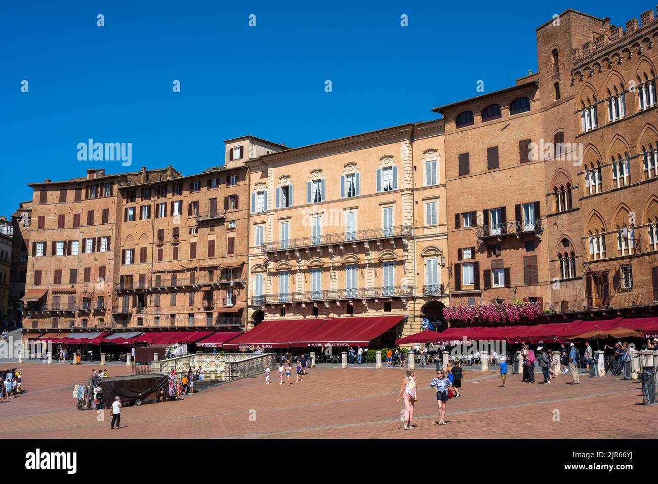 Los edificios medievales que rodean la Piazza del Campo en Siena, Toscana, Italia Foto de stock