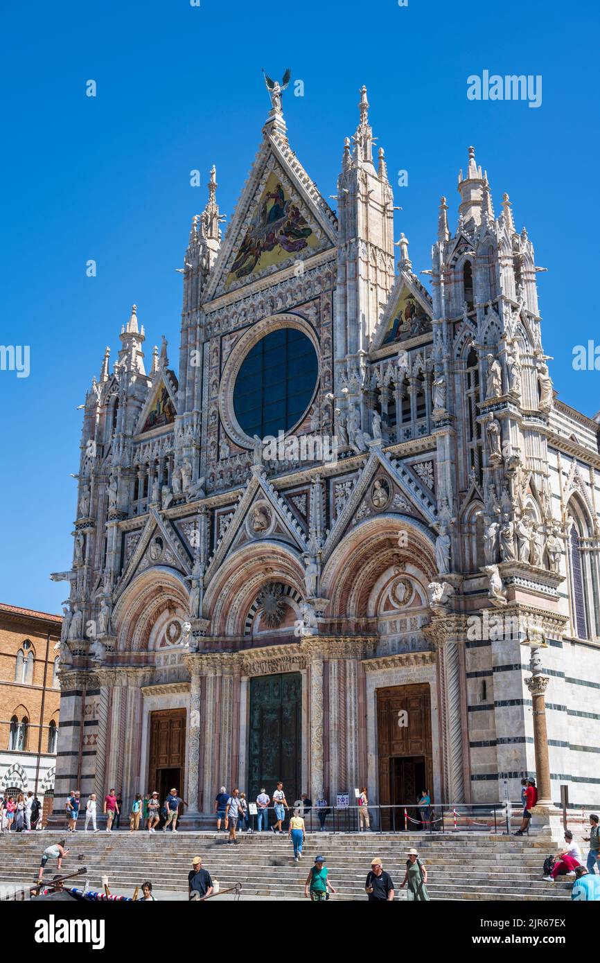 Fachada occidental del Duomo di Siena en la Piazza del Duomo en Siena, Toscana, Italia Foto de stock