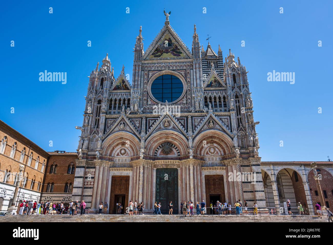 Fachada occidental del Duomo di Siena en la Piazza del Duomo en Siena, Toscana, Italia Foto de stock