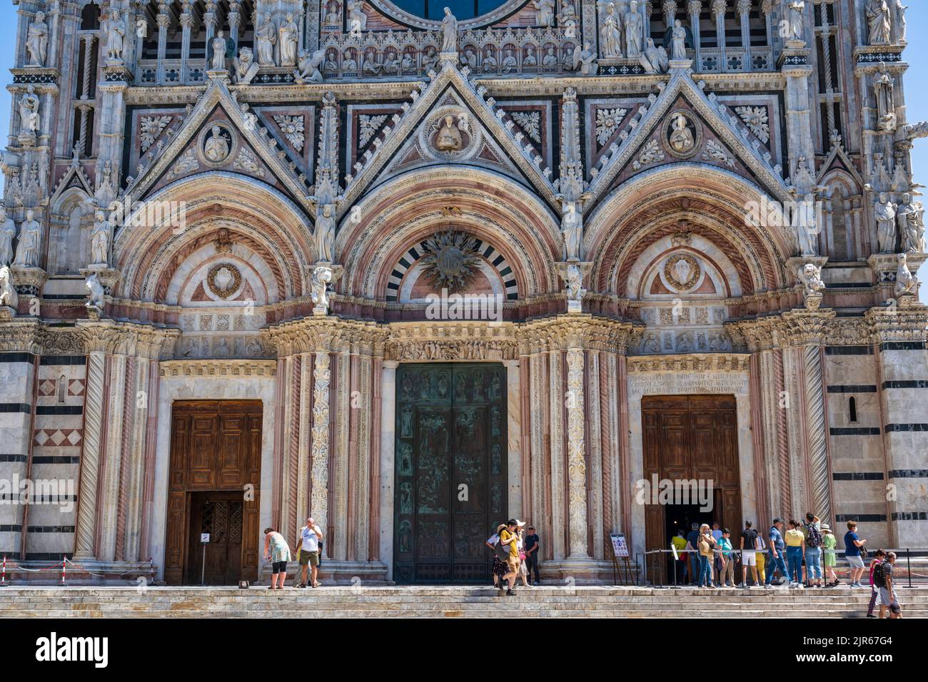Entrada principal del Duomo di Siena en la Piazza del Duomo en Siena, Toscana, Italia Foto de stock