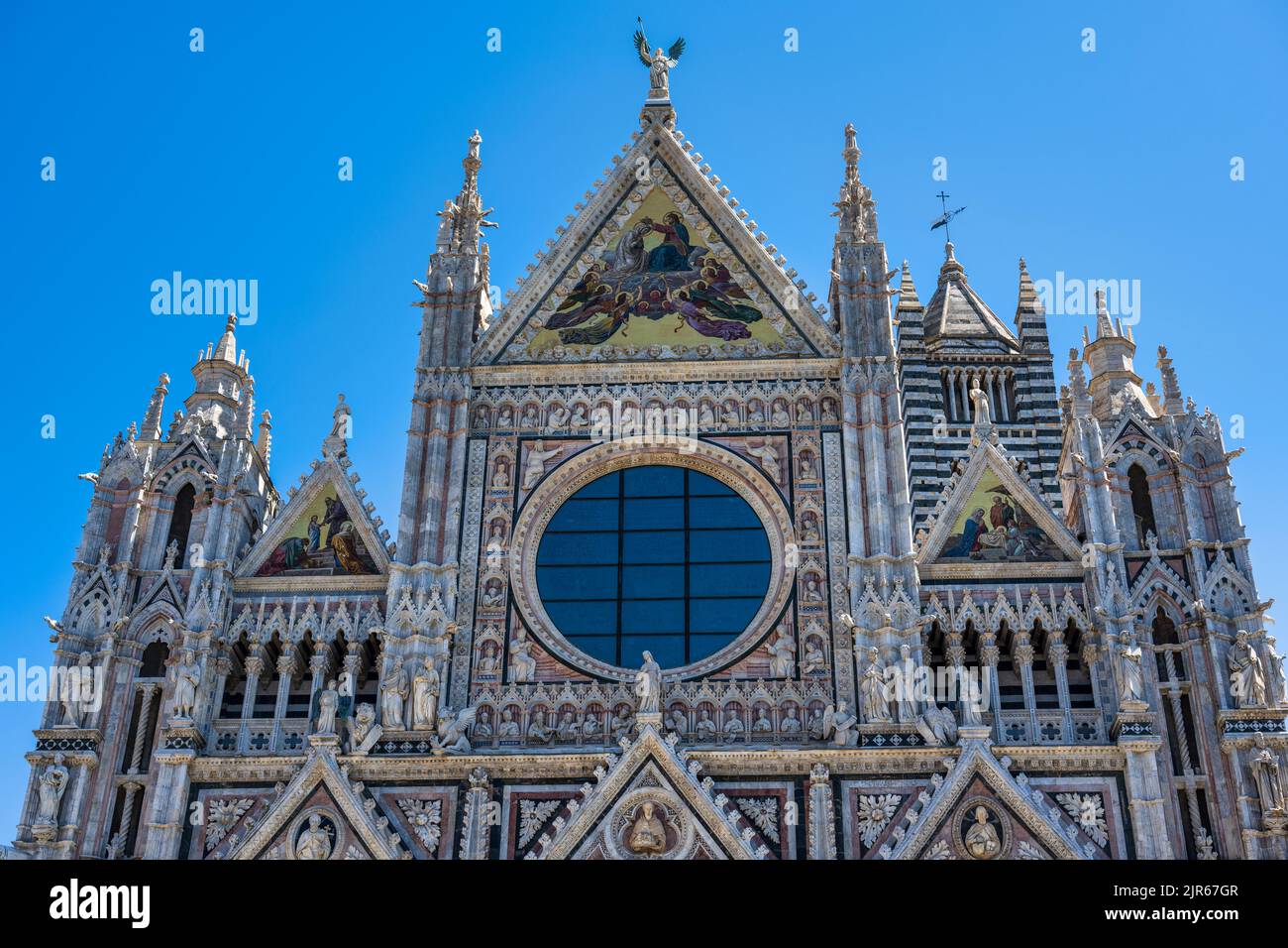 Detalle de la fachada occidental del Duomo di Siena en la Piazza del Duomo en Siena, Toscana, Italia Foto de stock