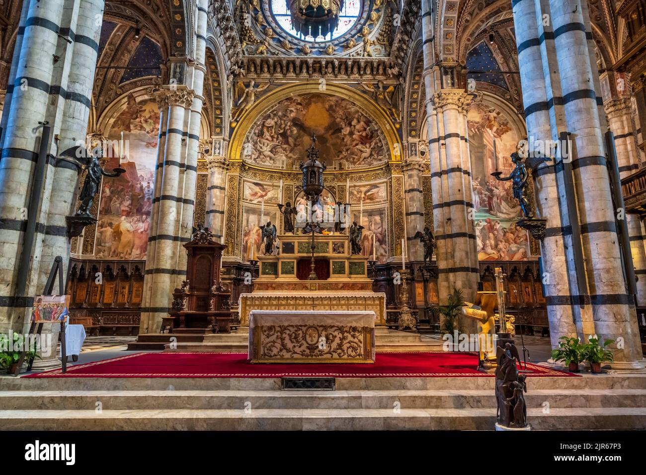 Interior del Duomo di Siena en la Piazza del Duomo en Siena, Toscana, Italia Foto de stock