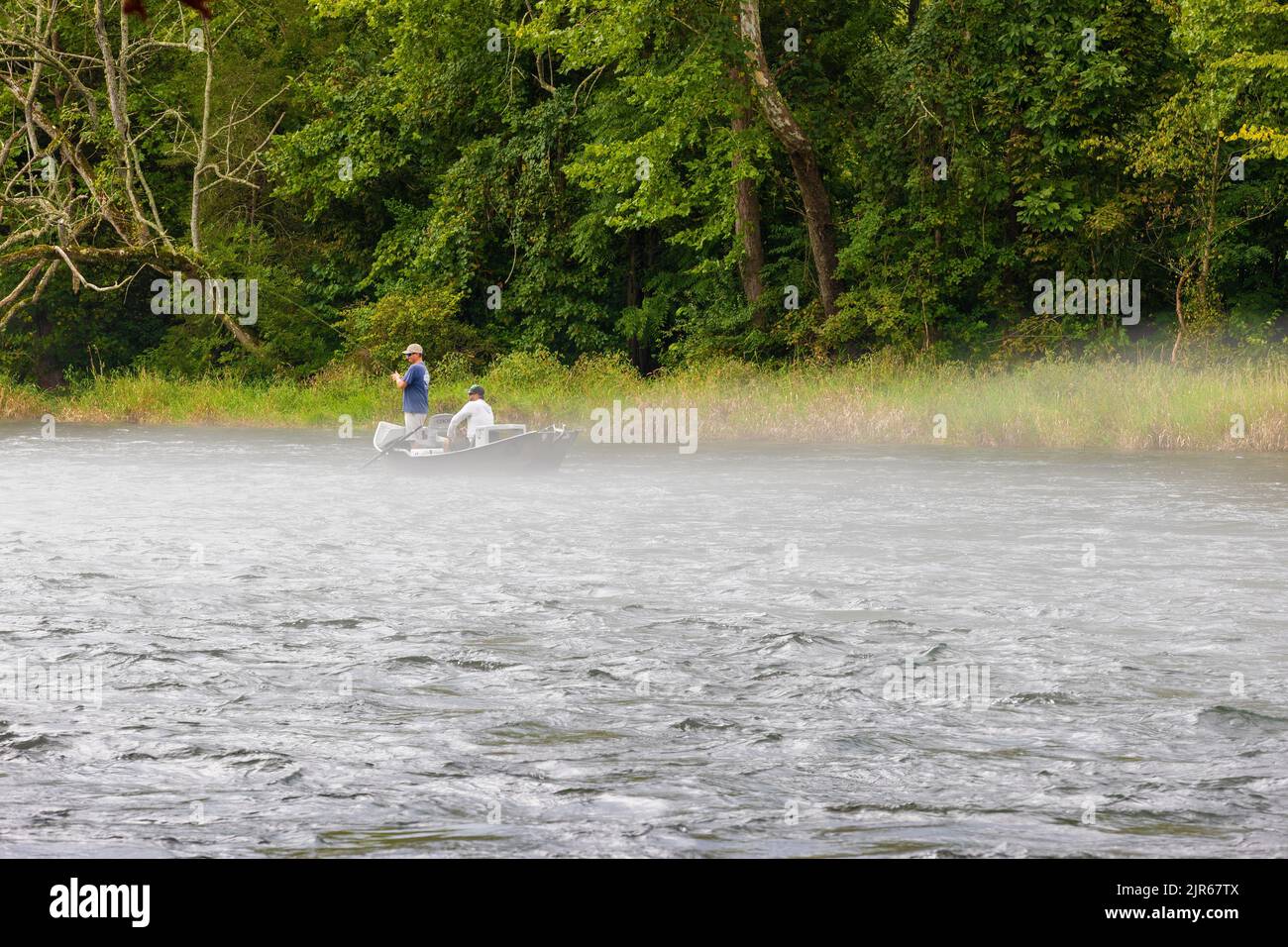 Bristol, Tennessee, EE.UU. - Autust 16, 2022: Dos mn de pesca desde un barco anclado en el río South Holston cerca de Bristol, Tennessee Foto de stock
