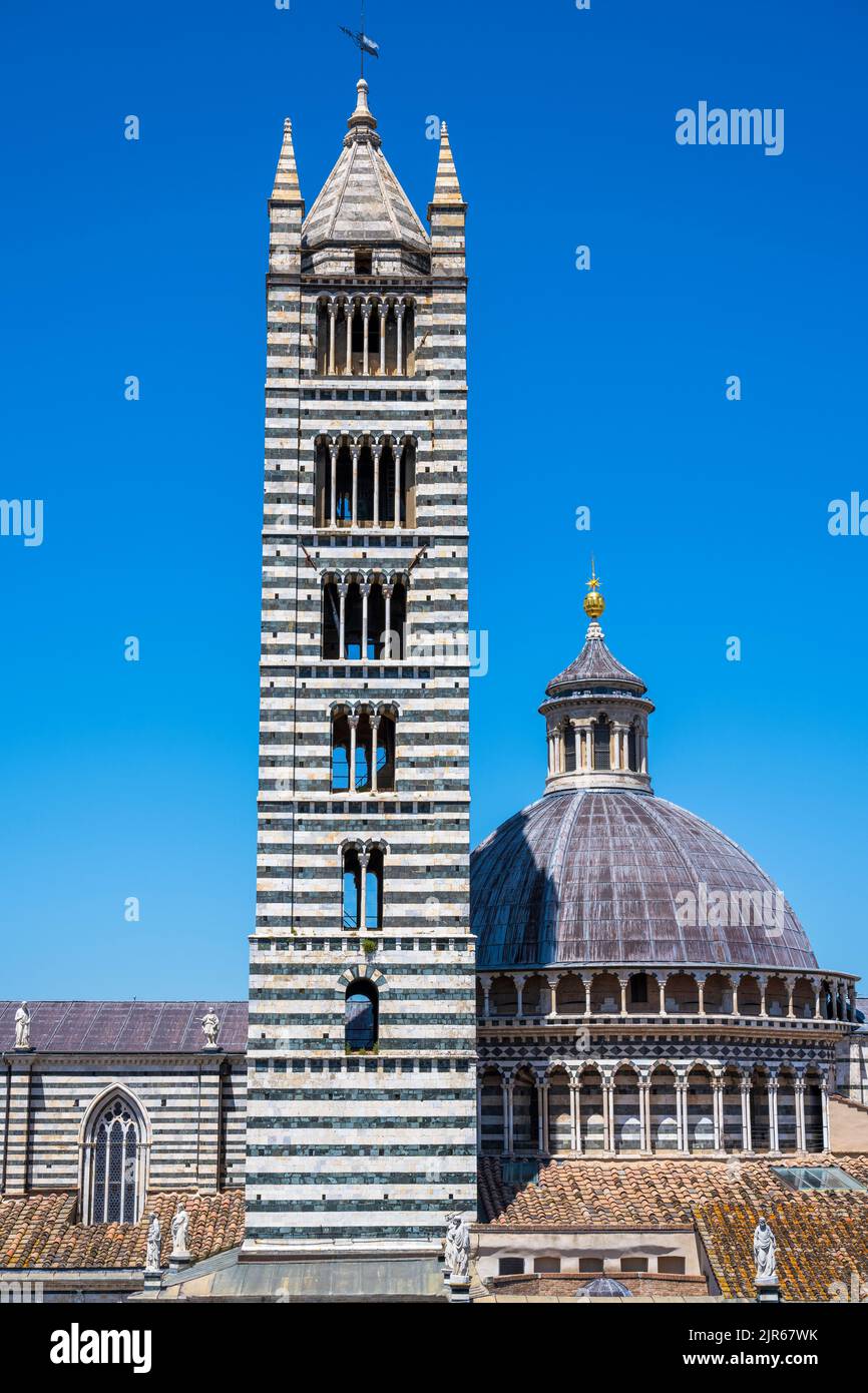 Vista del Campanile (campanario) y la cúpula del Duomo di Siena (catedral) desde el punto de observación Facciatone en la Piazza del Duomo en Siena, Toscana, Italia Foto de stock