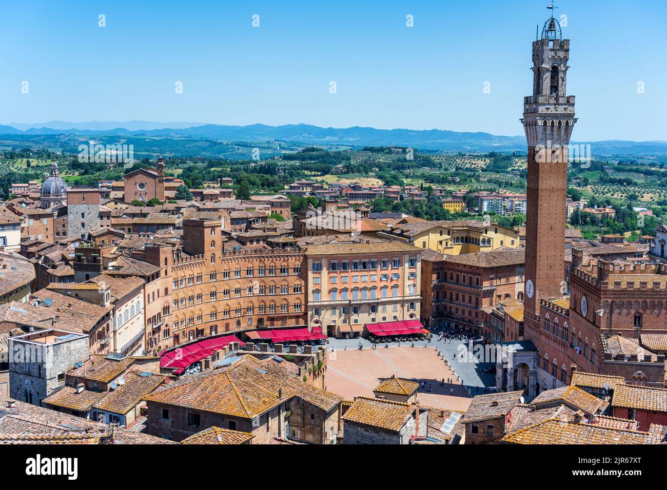 Vista aérea sobre los tejados de la Piazza del Campo con el Torr del Mangia (campanario) a la derecha desde el punto de observación de Facciatone en Siena, Toscana, Italia Foto de stock
