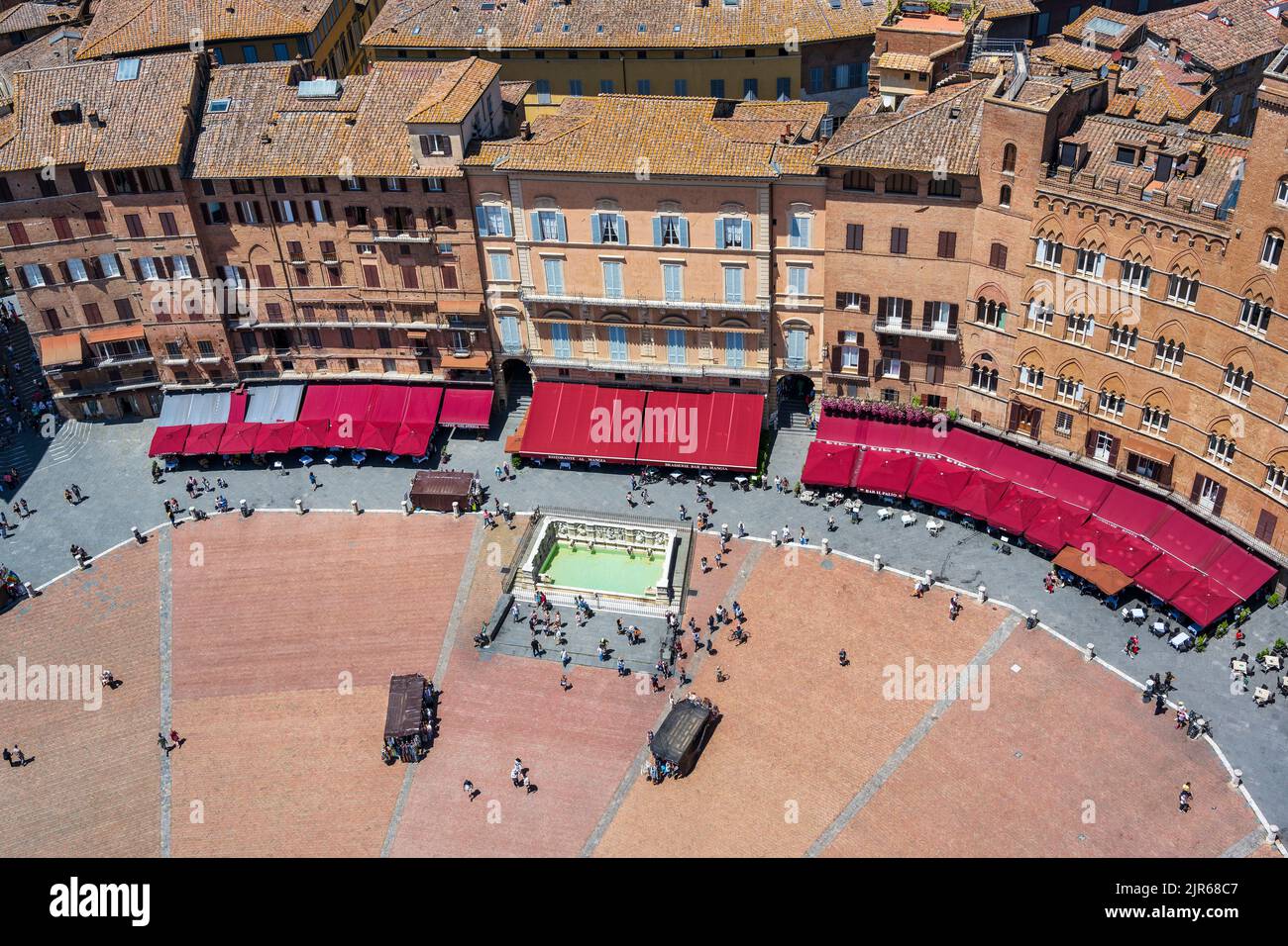 Vista hacia abajo de la Piazza del Campo desde la parte superior del campanario de Torr del Mangia en Siena, Toscana, Italia Foto de stock
