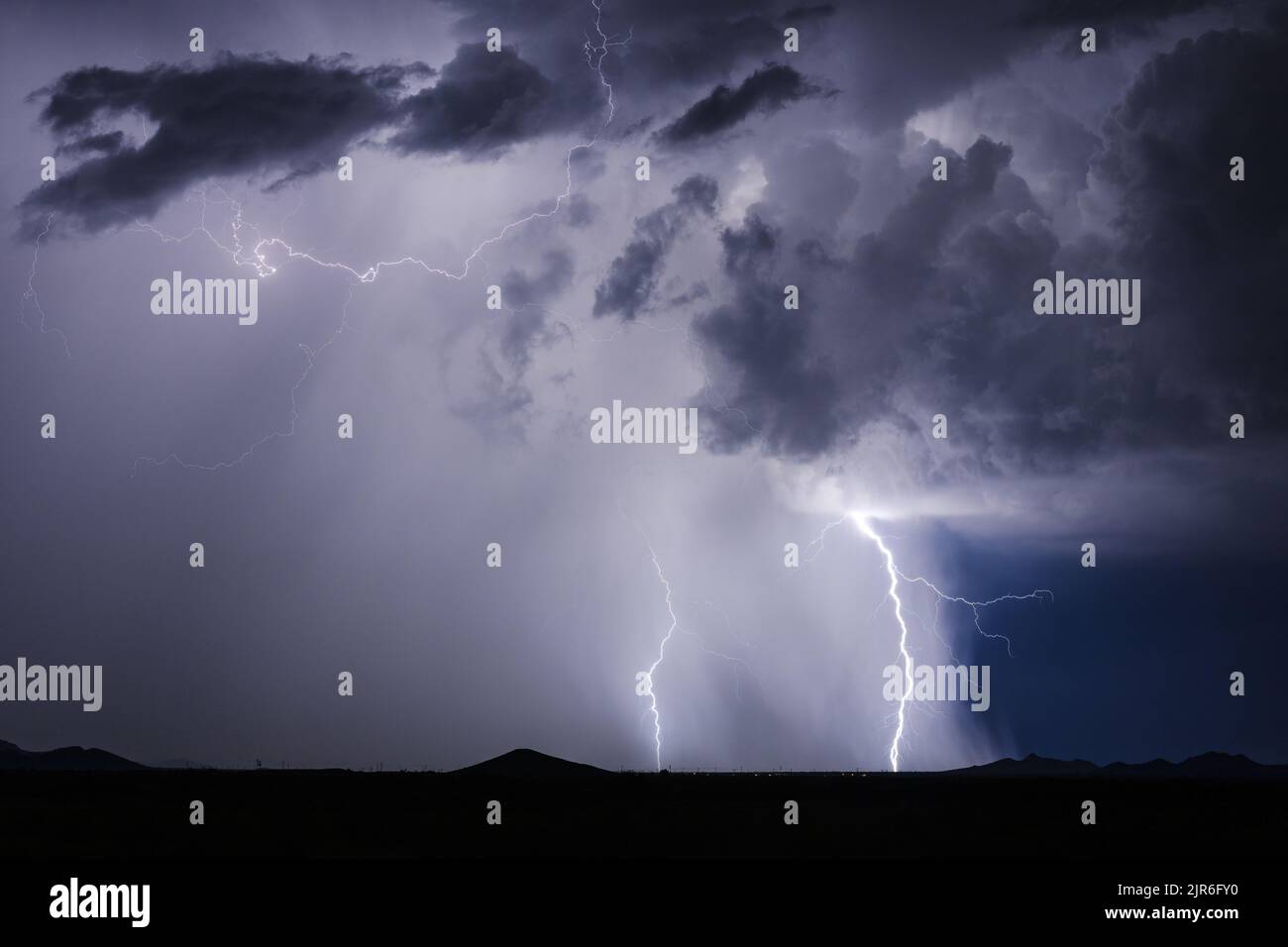 Tormenta de los monzones con relámpagos y fuertes lluvias cerca de Stanfield, Arizona Foto de stock
