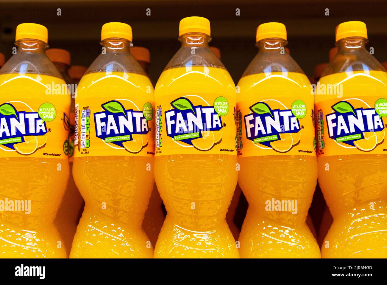 Botellas de refresco de naranja Fanta en un estante del supermercado Foto de stock