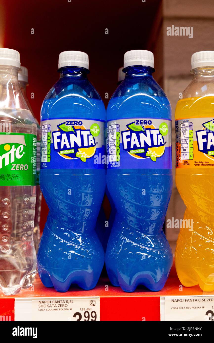 Edición especial Fanta Shokata azul en un estante de supermercado Foto de stock