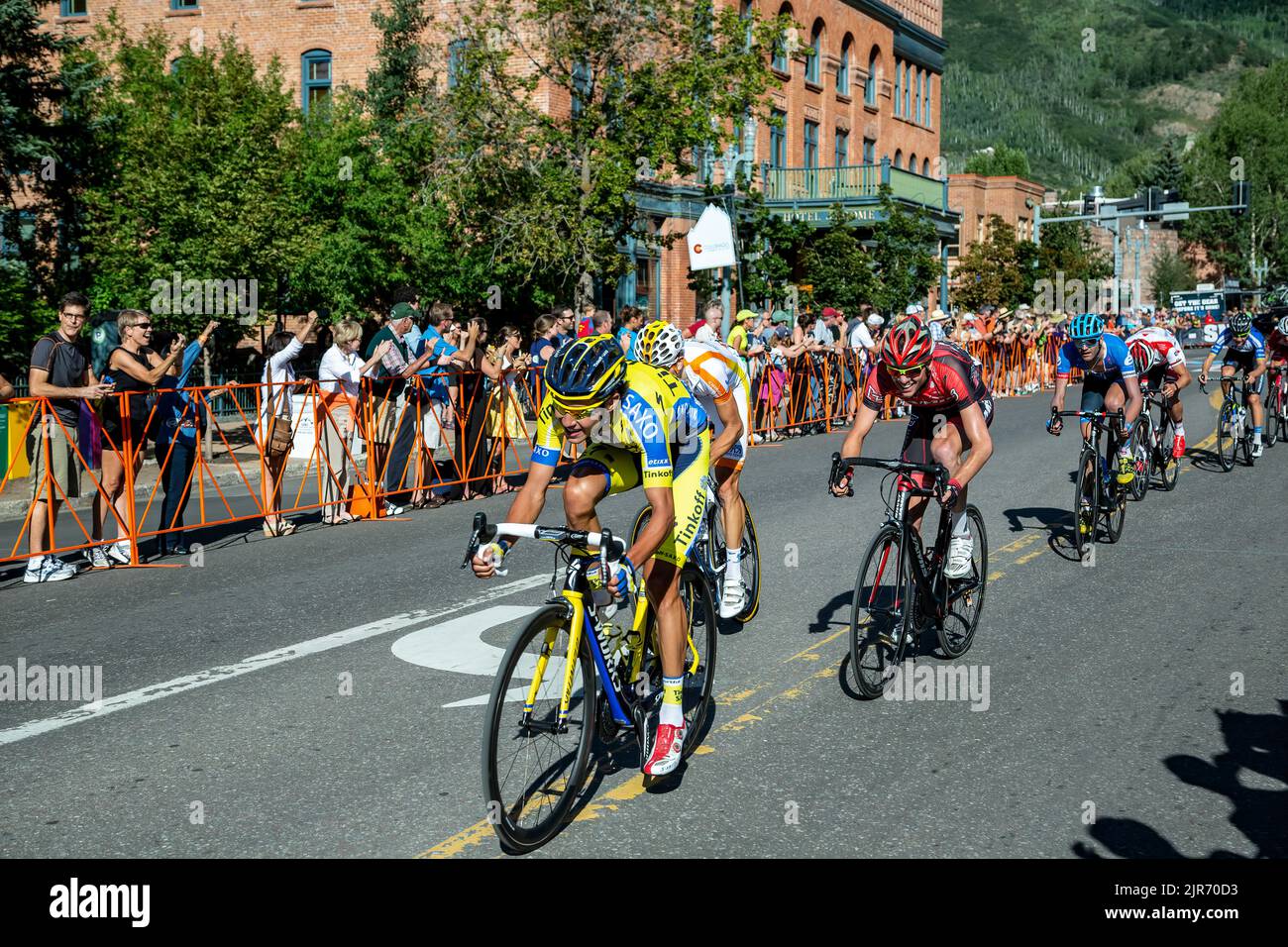 Ciclistas sprints para el acabado, el Hotel Jerome en el fondo, USA Pro Challenge carrera de bicicletas, Aspen, Colorado, EE.UU. Foto de stock