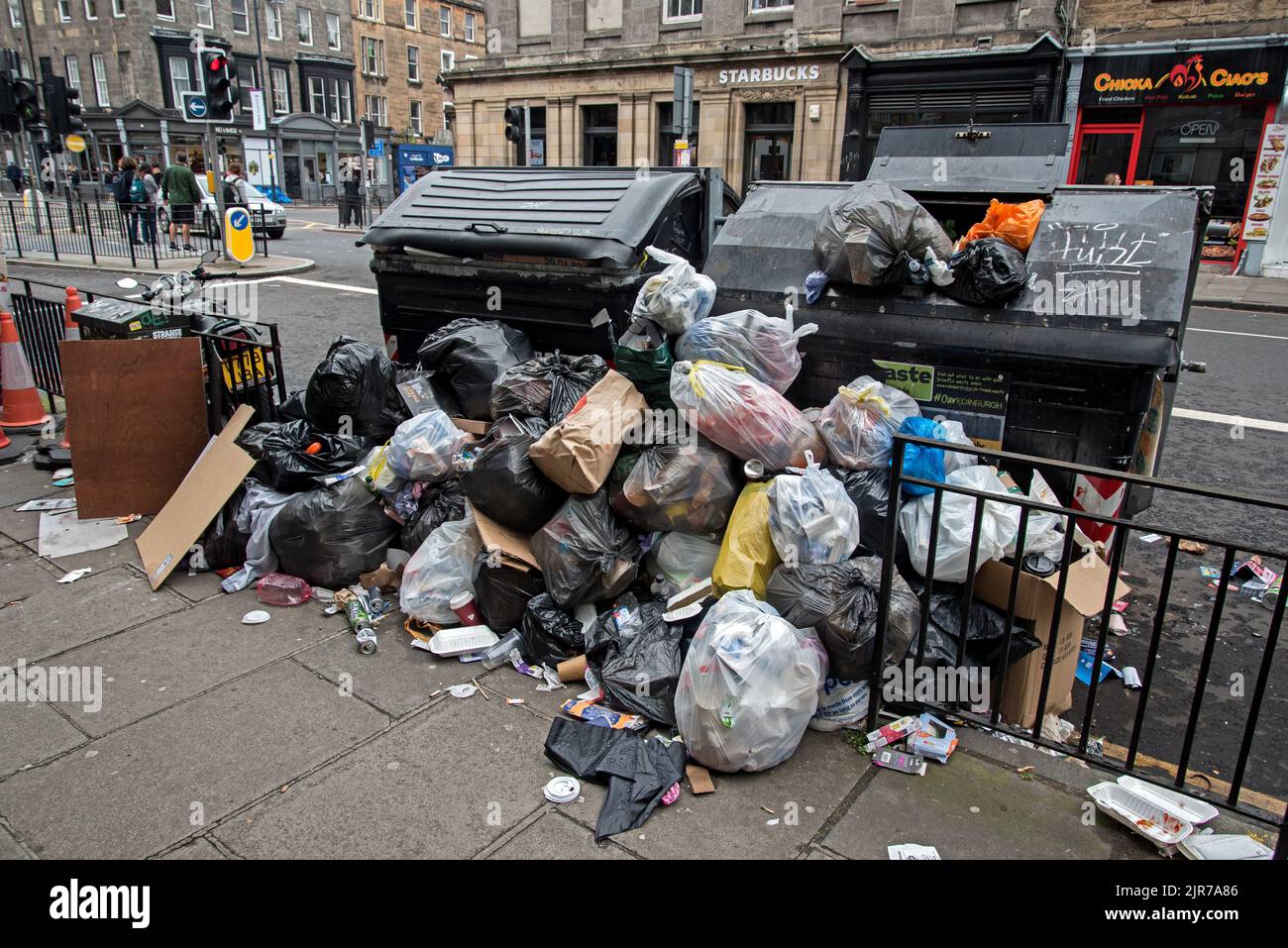 Los contenedores de basura rebosan en Bread Street debido a una acción industrial de los trabajadores del consejo de Edimburgo. Edimburgo, Escocia, Reino Unido. Foto de stock