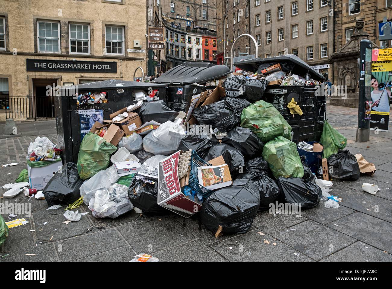 Los contenedores de basura rebosan en el Grassmarket debido a la acción industrial de los trabajadores del consejo de Edimburgo. Edimburgo, Escocia, Reino Unido. Foto de stock